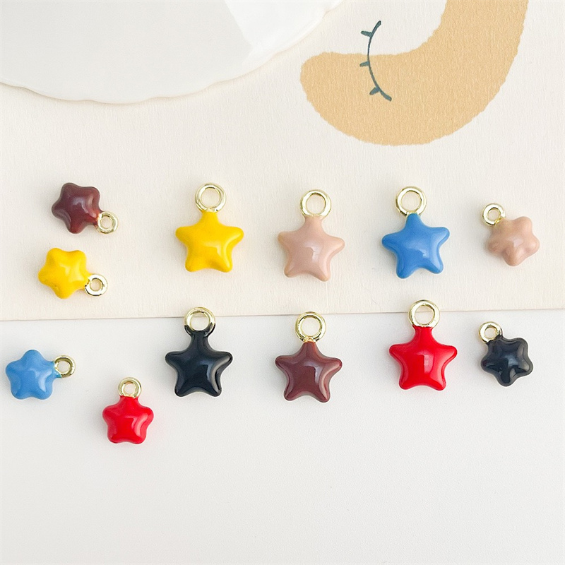新到着 50 ピース/ロットカラードロップオイル漫画の花の形 - Men Accessories Locket のレビューと価格