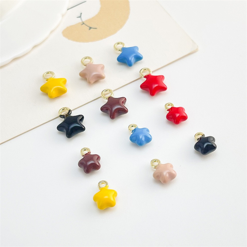 新到着 50 ピース/ロットカラードロップオイル漫画の花の形 - Men Accessories Locket のレビューと価格
