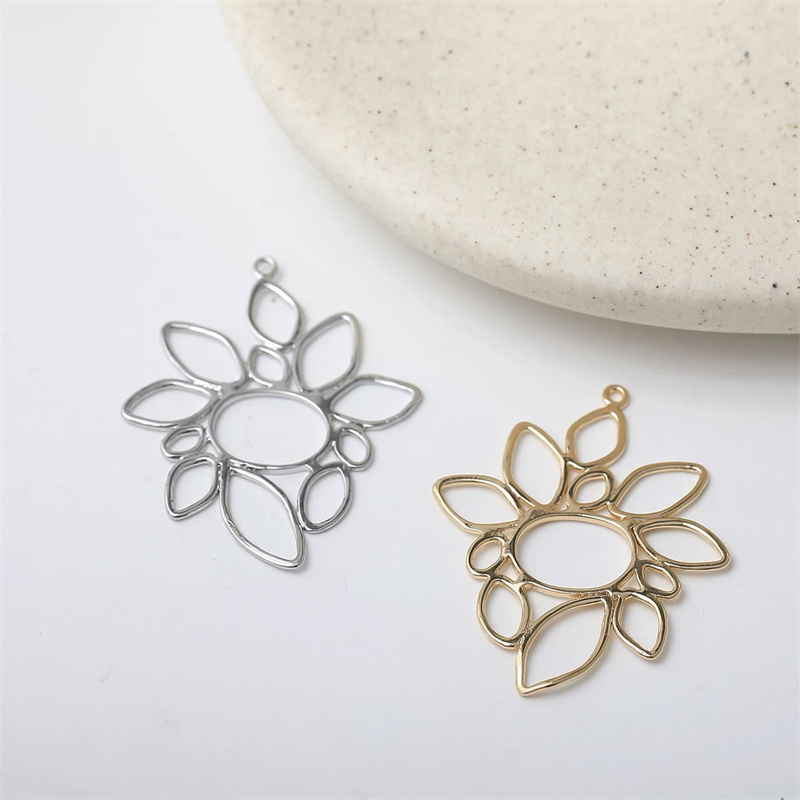 新到着 40 ピース/ロットカラープリント漫画の花の形の銅フ - Men Accessories Locket のレビューと価格